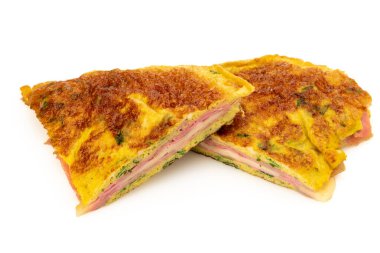 Jambon ve peynirle doldurulmuş otlu omlet beyaza izole edilmiş.