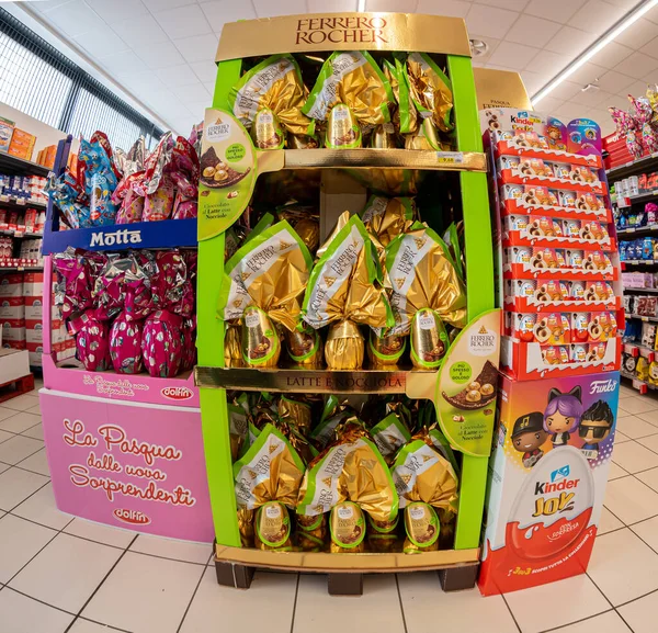 Alba, İtalya - 12 Nisan 2022: İtalyan süpermarketinde Ferrero Rocher Paskalya yumurtası ve Motta paskalya yumurtası sergiliyor. Metin: la Pasqua dalle uove sorprendenti (Sürpriz Yumurtalarla Paskalya)) 