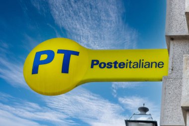 Cuneo, İtalya - 11 Nisan 2022: PT Poste Italiane, İtalya Posta Ofisi 'nin önünde mavi gökyüzünde sarı tabeladaki logo. Tex: Posteitaliane (İtalyan Postası)