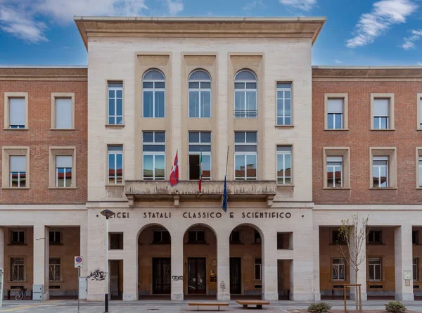 Cuneo, İtalya - 11 Nisan 2022: Corso Giovanni Giolitti 'de lise, liceum, Licei Classico ve Scientifico Statale 