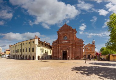 Villafalletto, Cuneo, İtalya - 15 Nisan 2022: sağdan Bianca kilisesi, SS Pietro e Paolo ve Palazzo Maggiore kilisesi, Piazza Giuseppe Mazzini meydanındaki belediye binasının merkezi.
