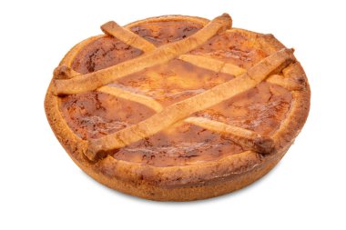 Napoli Pastiera 'sı, Paskalya için İtalyan pastası ricotta peyniri, buğday ve şekerli meyvelerle dolu, beyaz yolda izole edilmiş, kırpma yolu.