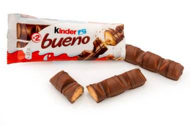 Alba, İtalya - 16 Nisan 2022: Kinder Bueno abur cuburu, dünyadaki Ferrero önemli şekerleme fabrikası tarafından üretilen çikolata kaplı bir gofret tabakasının gevreğiyle dolu.