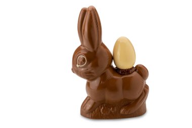 Beyaz çikolata yumurtalı Paskalya tavşanı, beyaz izole edilmiş, kırpma yolu