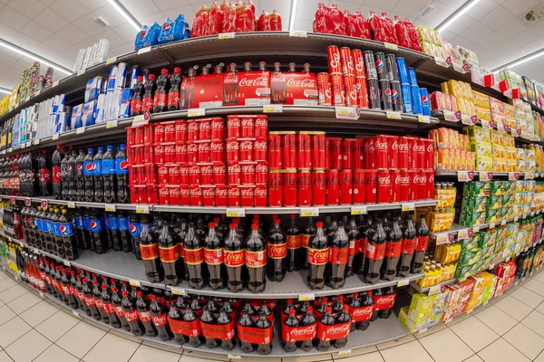 Fossano, İtalya - 20 Nisan 2022: Coca Cola ve Pepsi Kola paketleri içeren raflar da hafif versiyonda, sıfır şeker, bir İtalyan süpermarketinde satılık, balık gözü vizyonu