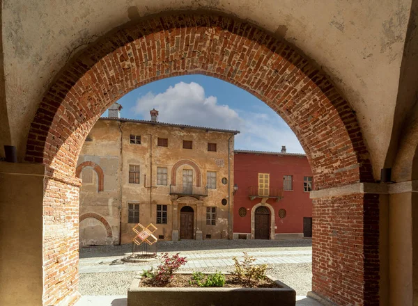 Saluzzo Cuneo Itália Abril 2022 Suba Castelo Rua Principal Cidade — Fotografia de Stock