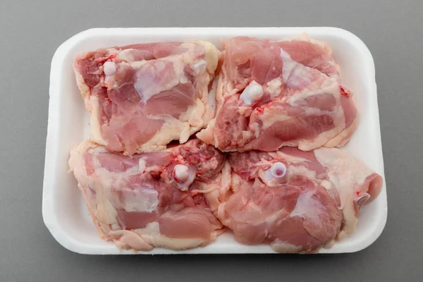 Tavuk Butları Markette Satılık Plastik Tepside Gri Arka Planda Izole — Stok fotoğraf