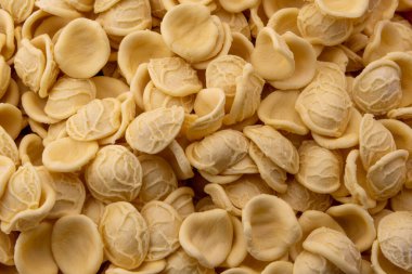 Orecchiette, İtalyan pastafrom Puglia kamışlı buğday unu ve suyla yapılmış, tipik Apulian mutfağı, üst manzarayı kapatın.