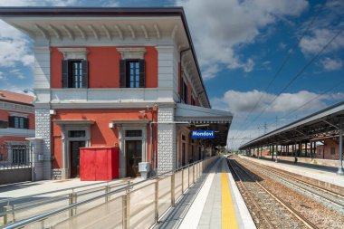 Mondovi, İtalya - 29 Nisan 2022: Mondovi Tren İstasyonu tren platformlarının iç görünümü