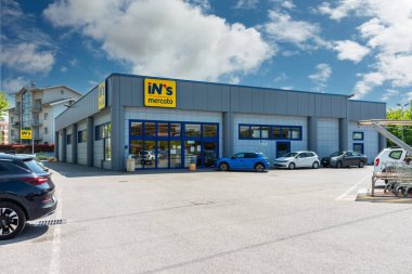 Mondovi, Piedmont, İtalya - 29 Nisan 2022: Cuneo üzerinden In 's Mercato süpermarketi, Gecos' un finansal holdingi tarafından Pam Grubu 'na ait indirim zinciri (Ticaret ve Hizmetler Genel Müdürü))