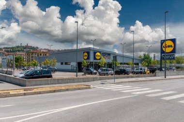 Mondovi, Cuneo, İtalya - 29 Nisan 2022: LIDL supermarket, Lidl Stiftung & Co. KG, Schwarz Gruppe 'un Avrupa süpermarket zinciri.