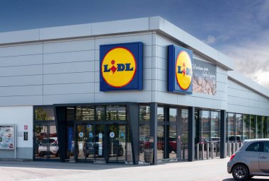 Mondovi, Cuneo, İtalya - 29 Nisan 2022: LIDL supermarket, Lidl Stiftung Co. KG, Schwarz Gruppe 'nin Avrupa süpermarket zinciri.