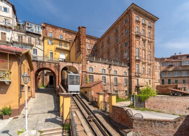 Mondovi İtalya - 29 Nisan 2022: Füniküler tren Rione Piazza 'nın en üst istasyonuna antik binalarla geliyor, füniküler vadideki Breo bölgesini ve nehrin yukarısındaki Piazza bölgesini birbirine bağlıyor