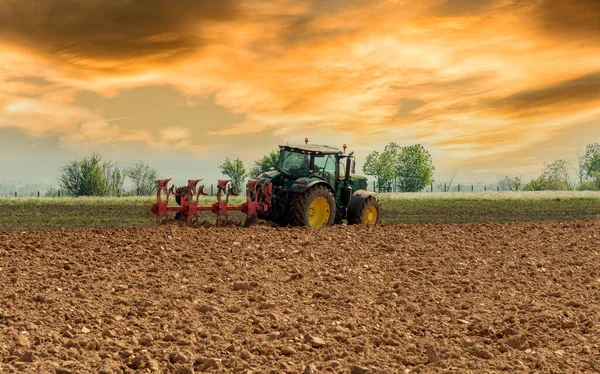 Tractor Big Plow Plowing Field Sunset Colorful Cloudy Sky — Fotografia de Stock