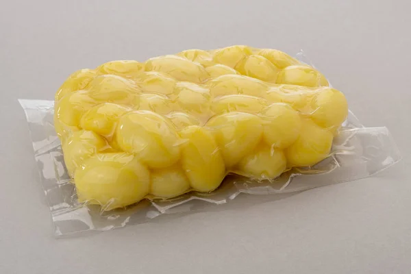 Πατάτες Κενό Συσκευασμένες Σφραγισμένες Για Μαγείρεμα Sous Vide Απομονωμένες Γκρίζο — Φωτογραφία Αρχείου