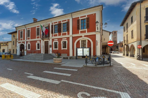 Caramagna Piemonte, Piedmont, İtalya - 10 Mayıs 2022: Kale Meydanı 'nda saat kulesi olan belediye binası