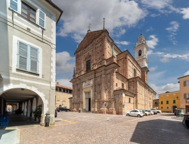 Carru, Piedmont, İtalya - 17 Mayıs 2022: Piazza Caduti per la liberazione 'deki Maria Vergine Assunta (Bekar Meryem) kilisesi