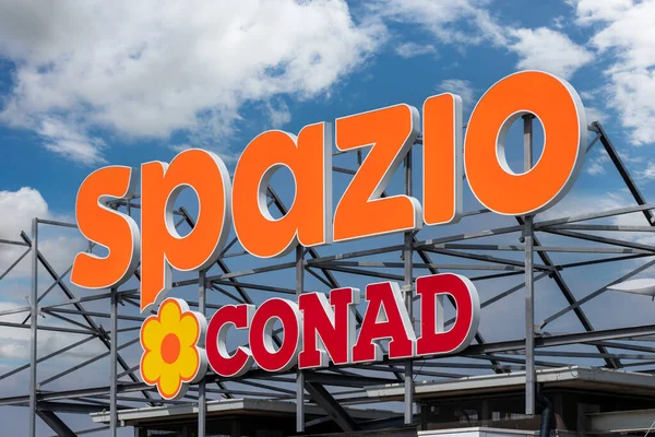 Borgo San Dalmazzo, Cuneo, İtalya - 3 Haziran 2022: Conad Spazio Superstore amblemi blu bulutlu gökyüzü, Conad (Ulusal Perakende Konsorsiyumu) İtalya 'nın ilk büyük ölçekli dağıtım grubu.