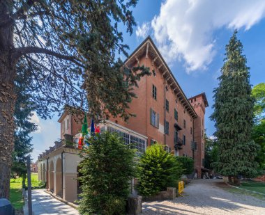 Casalgrasso, Cuneo, İtalya - Haziran 06, 2022: Casalgrasso Şatosu, belediye binasının merkezi.