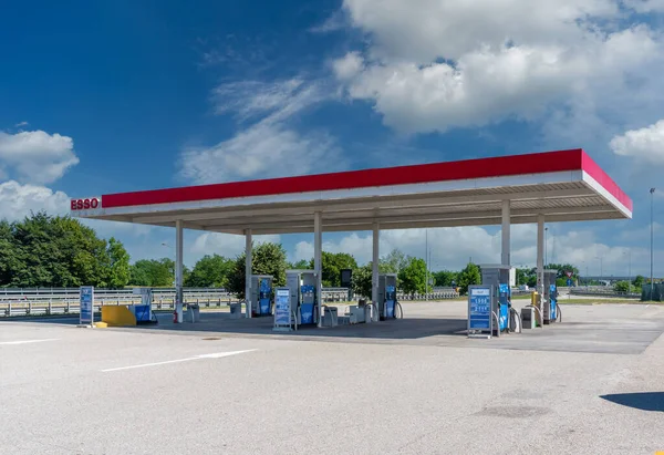 Torino, İtalya - 10 Haziran 2022: Torino 'daki Esso benzin istasyonu - Savona otoyolu, petrol sanayii devi ExxonMobil' in bir markasıdır..