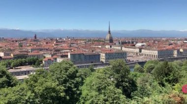 Torino (Torino), İtalya - Yazın şehir manzarası. Arka planda Köstebek Antonelliana ve Alpler var. Yavaş çekim, Eğik hareket