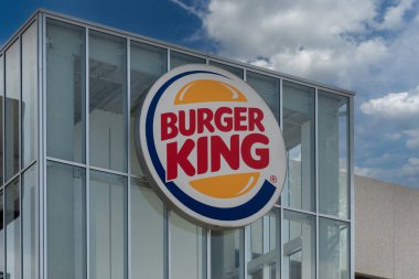 Cuneo, İtalya - 3 Haziran 2022: Burger King fast food restoranının logosu, Burger King Corporation uluslararası ünlü bir fast food şirketidir. 
