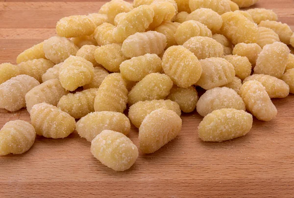 Tahta masada çiğ patates gnocchi, un ve patatesle yapılmış İtalyan makarnası. Pişmemiş börek. 