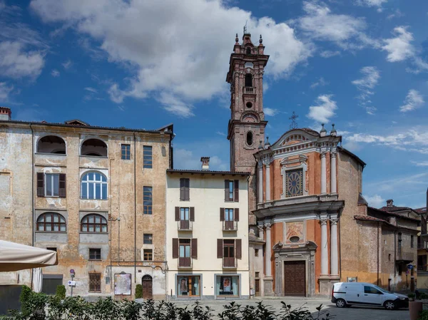 Savigliano Cuneo ピエモンテ州 イタリア 2022年5月4日 雲と青空の上にチェザーレBattisti広場の古代の建物とピエタの友愛会教会 — ストック写真