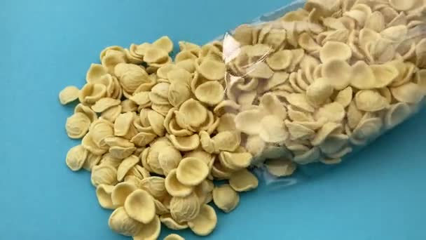 Orecchiette Που Προέρχονται Από Διαφανή Συσκευασία Μπλε Φόντο Ιταλικά Ζυμαρικά — Αρχείο Βίντεο