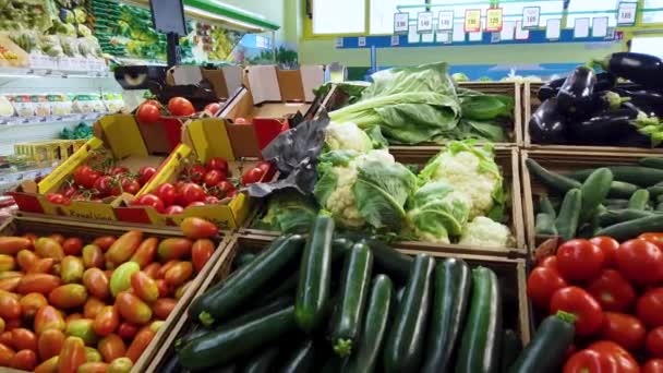 Fossano Italy July 2022 Counter Seasonal Vegetables Italian Supermarket Panning — стоковое видео