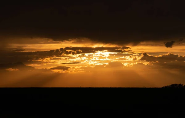 Sunset Mountains Sunbeams Golden Sunset Clouds Silhouette Horizon — Stockfoto