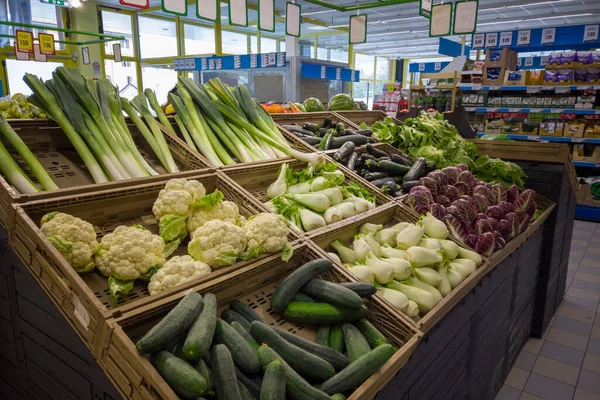 Fossano Italy August 2022 Stalls Vegetables Italian Supermarket Eurospin Cucumber — Fotografia de Stock