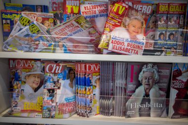 Torino, İtalya - 14 Eylül 2022: İtalyan dergilerinin kapağında Kraliçe Elizabeth 'in ölüm haberi yer alıyor. Tex: Addio Regina Elisabetta (Elveda Kraliçe Elizabeth)