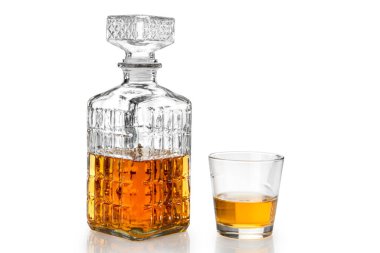 Süslü kristal cam şişede viski, viski ya da viski şişesinde viski, beyaz camla izole edilmiş, kırpma yolu.