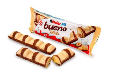 Alba, İtalya - 28 Eylül 2022 Kinder Bueno White, beyaz çikolata ve kakao parçacıklarıyla kaplı, fındık kremalı. Bir Ferrero markası, önemli bir İtalyan şekerleme fabrikası.