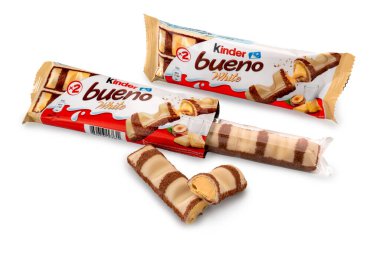 Alba, İtalya - 28 Eylül 2022 Kinder Bueno White, beyaz çikolata ve kakao parçacıklarıyla kaplı, fındık kremalı. Bir Ferrero markası, önemli bir İtalyan şekerleme fabrikası.