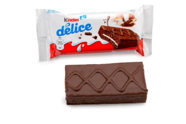 Alba, İtalya - Ekim 04, 2022: Kinder Delice Ferrero ambalajı süt kremalı kek aperatifi ve çikolatayla kaplı, beyaza izole edilmiş, kırpma yolu