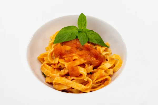 Nudeltagliatelle Mit Tomatensauce Und Basilikumblättern Auf Weißem Teller Typisches Rezept — Stockfoto