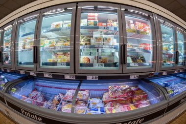 Fossano, İtalya - 09 Eylül 2022: Lidl süpermarketinde dondurulmuş patates kızartması ve donmuş gıda paketleri bulunan tezgahlar, Lidl Stiftung Co KG, Schwarz Gruppe 'nin Alman süpermarket zinciri.