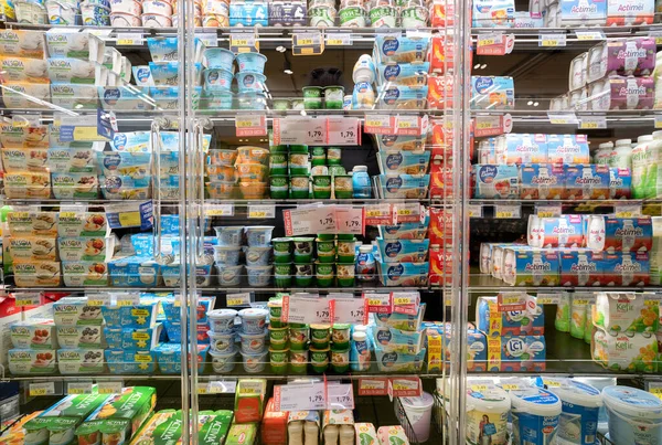 Fossano Itália Outubro 2022 Geladeira Prateleira Com Embalagens Iogurte Várias — Fotografia de Stock
