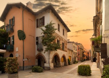 Cuneo, Piedmont, İtalya - 14 Ekim 2022: Contrada Mondovi, ortaçağ ve ondokuzuncu yüzyıl binalarının günbatımında bulunduğu tarihi şehir.