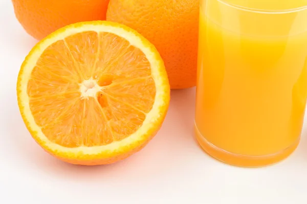 Orangensaft und Orangen — Stockfoto