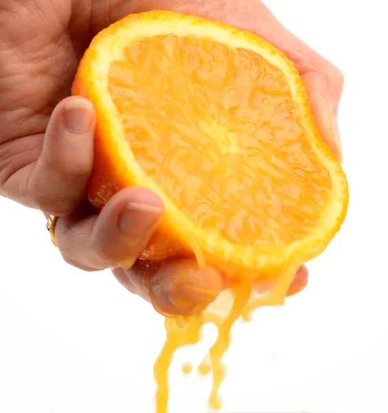 Apertando a mão de uma laranja — Fotografia de Stock