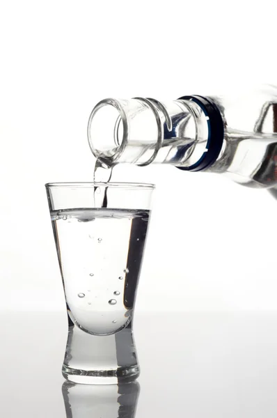 Gegoten in een glas wodka — Stockfoto