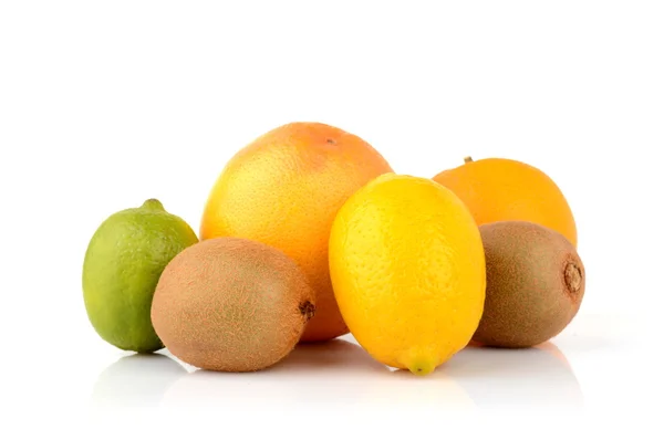 Saftiga citrusfrukter isolerad på vit — Stockfoto