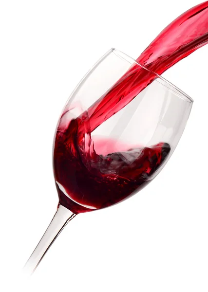 Вино, разлитое в стекло, изолированное на белом — стоковое фото