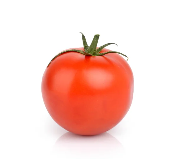 Один красный помидор изолирован на белом — стоковое фото
