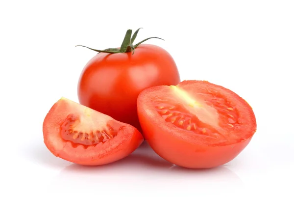 Нарезанные красные помидоры, изолированные на белом — стоковое фото
