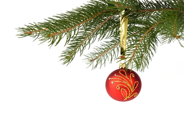 Weihnachtsbaum mit roter Christbaumkugel isoliert auf weiß — Stockfoto