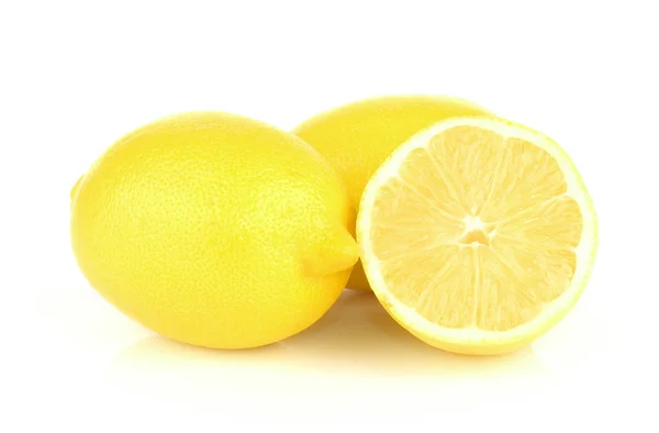 Groep citroenen geïsoleerd op wit — Stockfoto